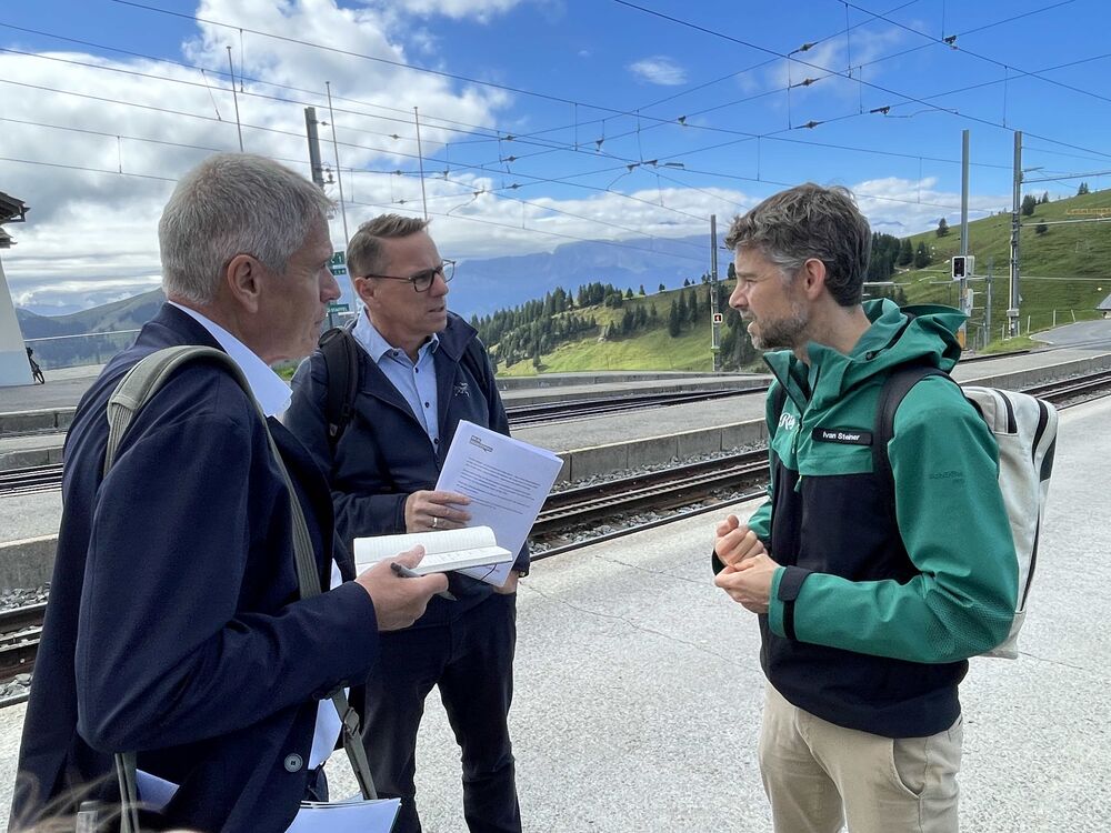 Andreas Buck und Stephan Muntwyler im Gespräch mit Ivan Steiner, Pressesprecher der Rigi Bahnen. (Foto: Peter Warthmann)